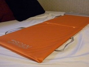オレンジのマット（眠りスキャン）が敷かれたベッド。