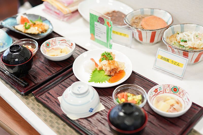 讃岐風うどんや、唐揚げがメインのメニューの見本