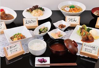 えびピラフやうどん、肉じゃがやアスパラの肉巻きフライの見本