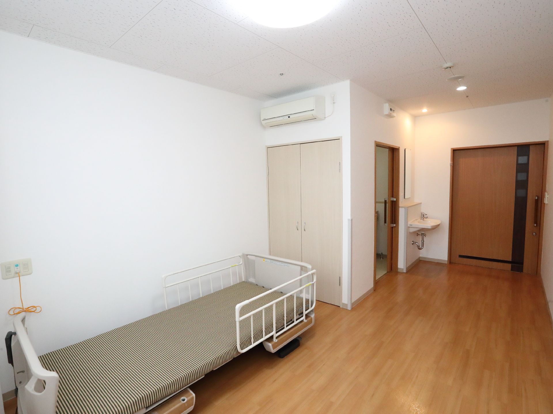 介護ベッドや家具が置かれた、面積の広い居室