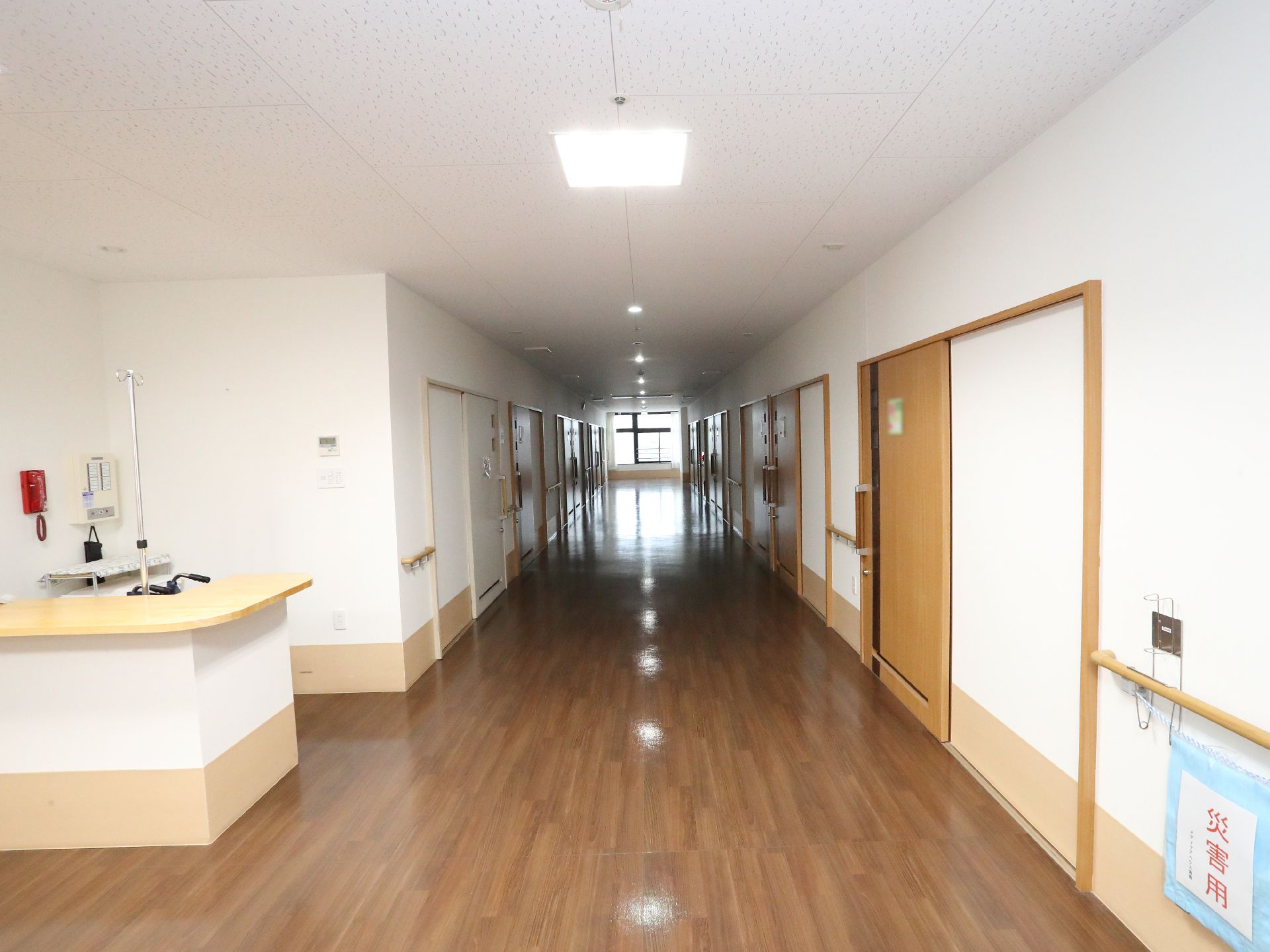 手すりが取り付けられ、高齢者に配慮された廊下