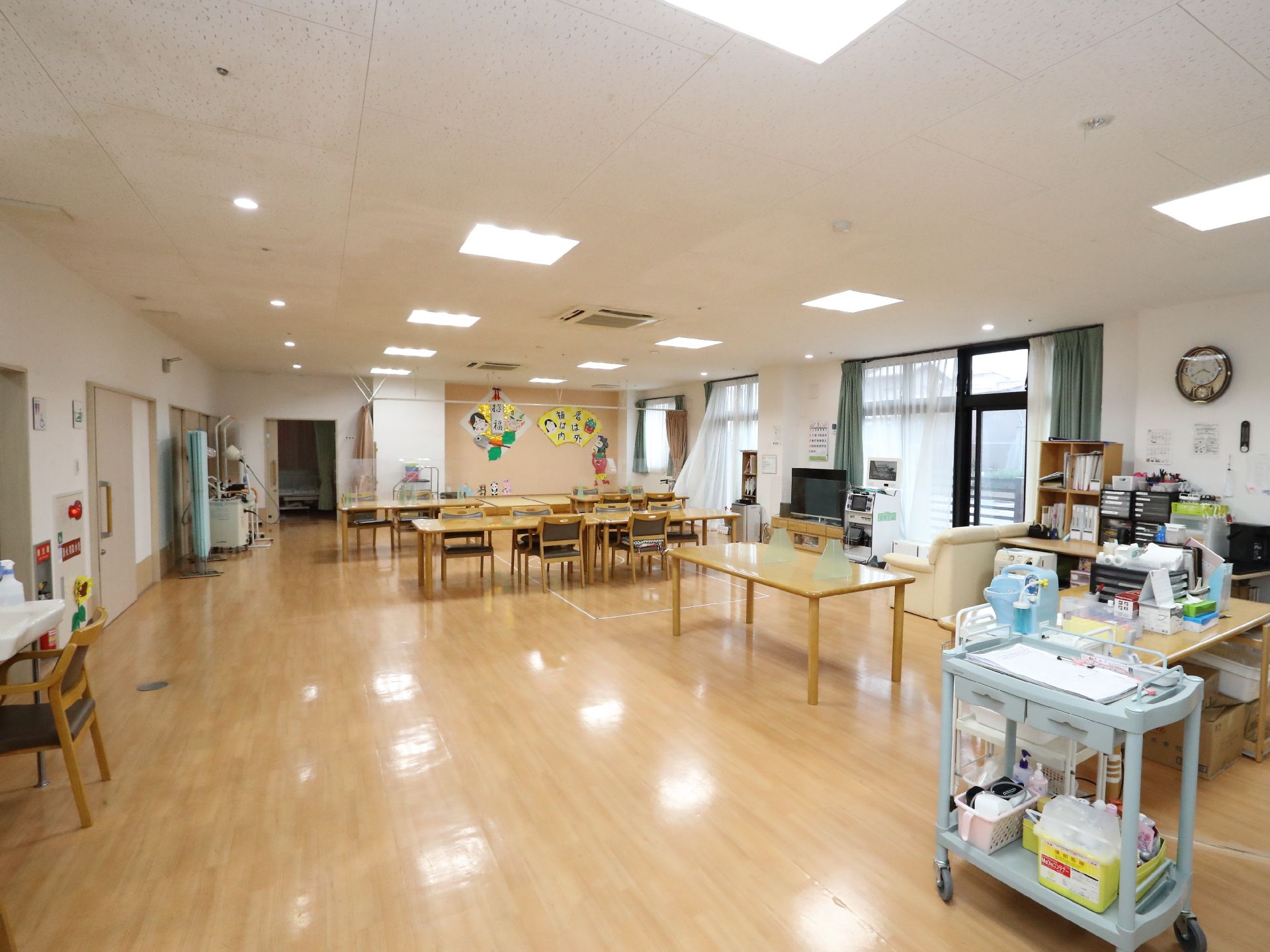 椅子とテーブルが多く設置されている共有スペース