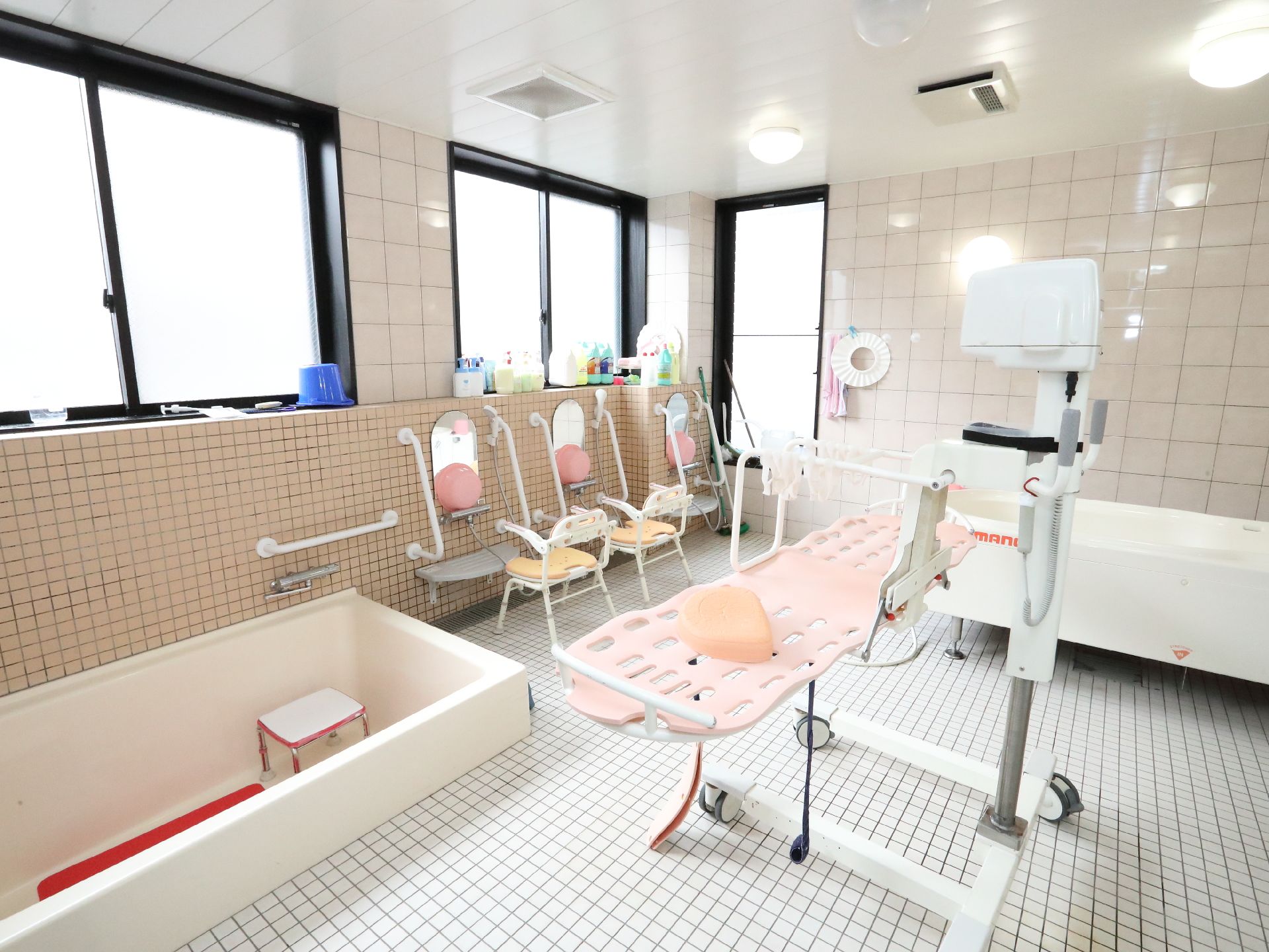 転倒事故が起こらないように、手すりが多く設置されている浴室