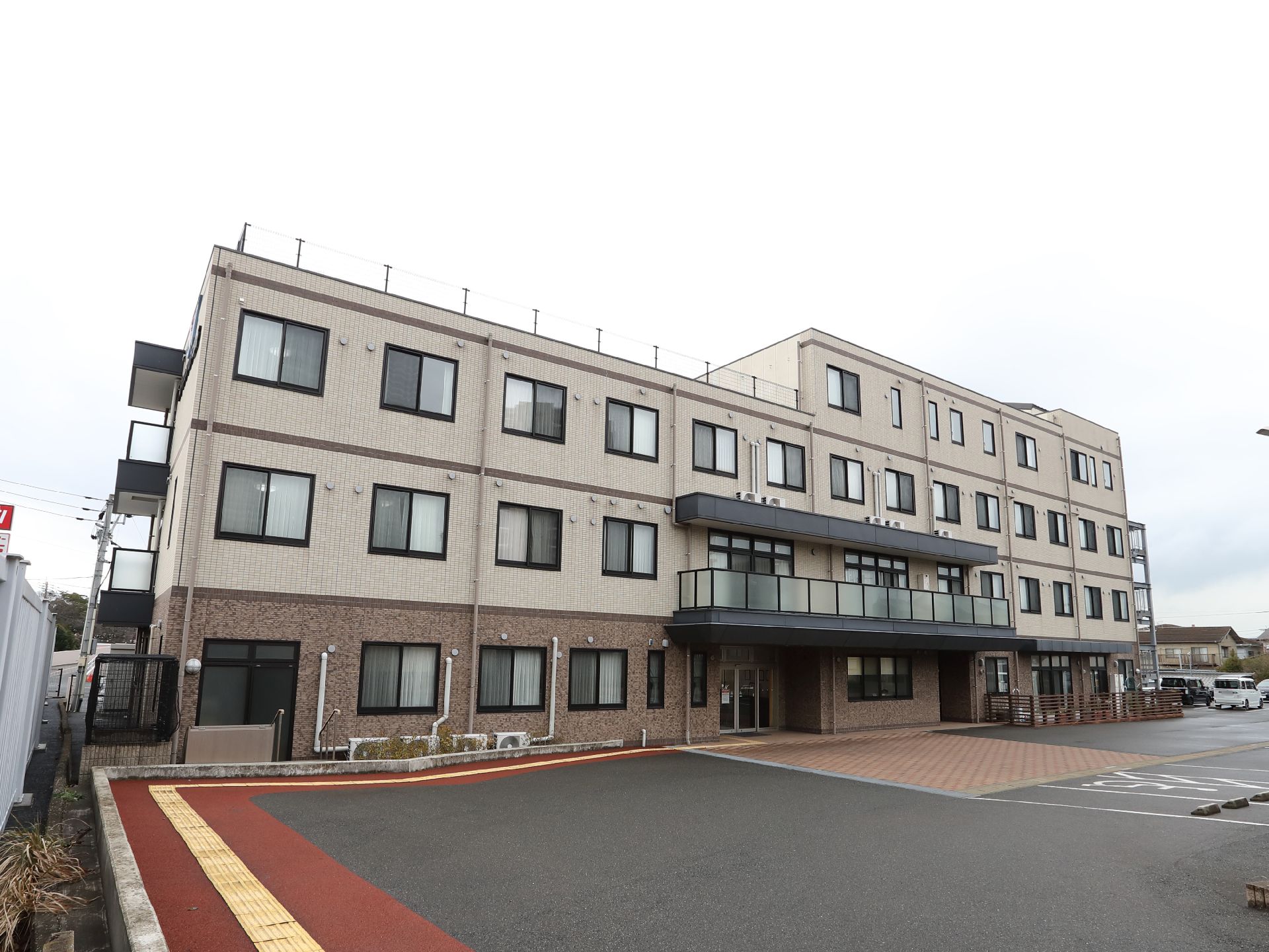 屋根・外壁ともに落ち着いた色合いで、高級住宅のような雰囲気がある外観
