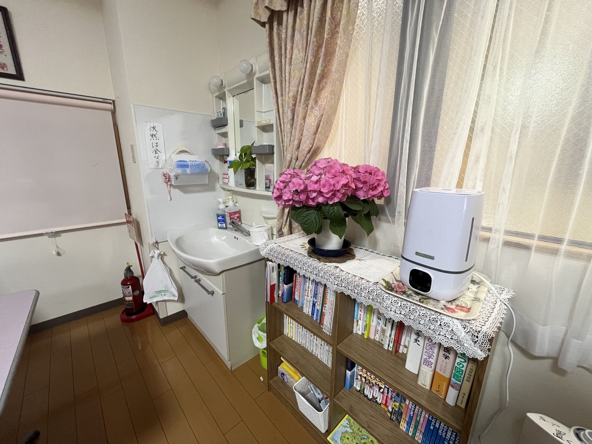 洗面台と本棚のある一角
