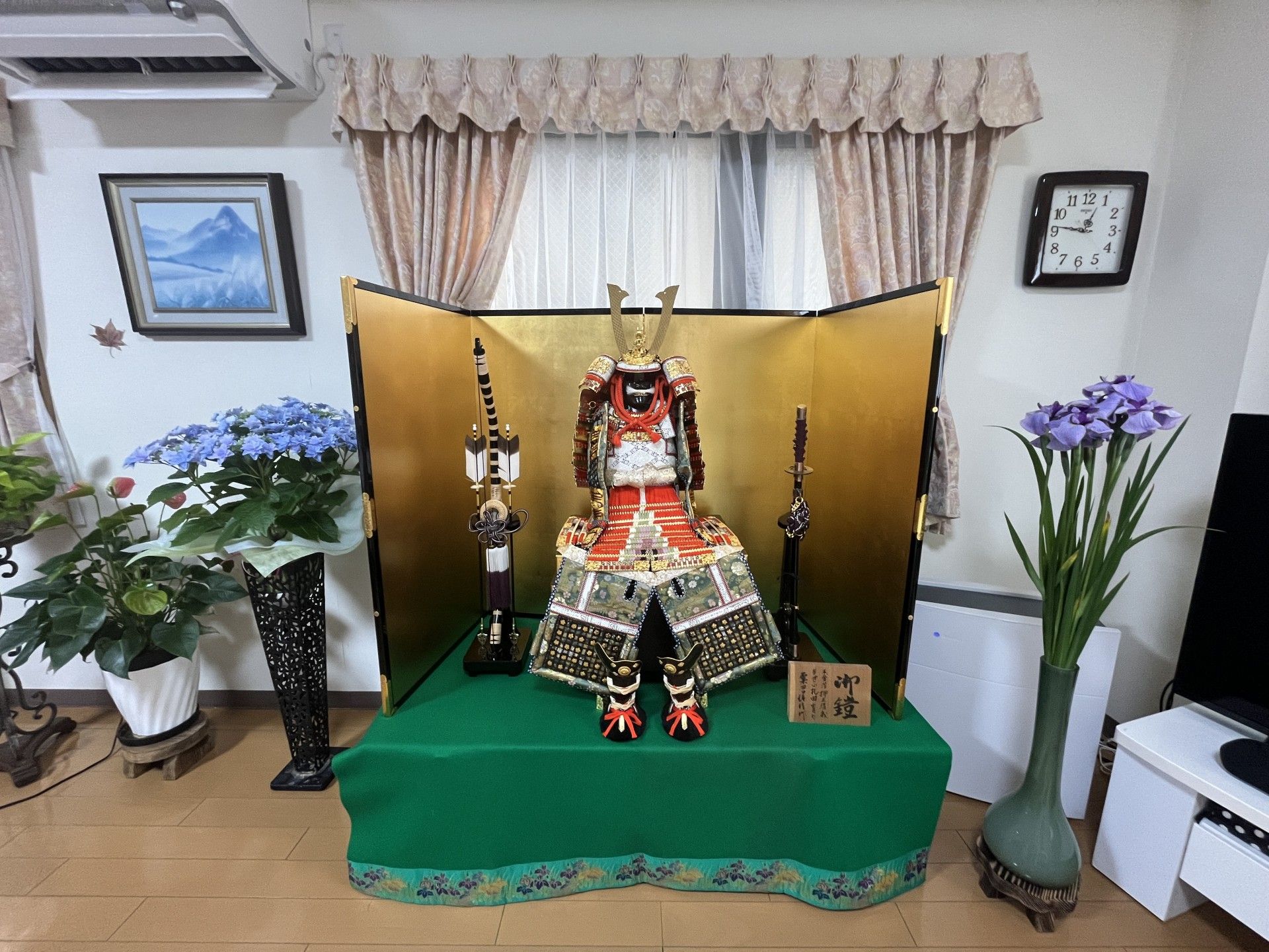 鎧飾りのある和室