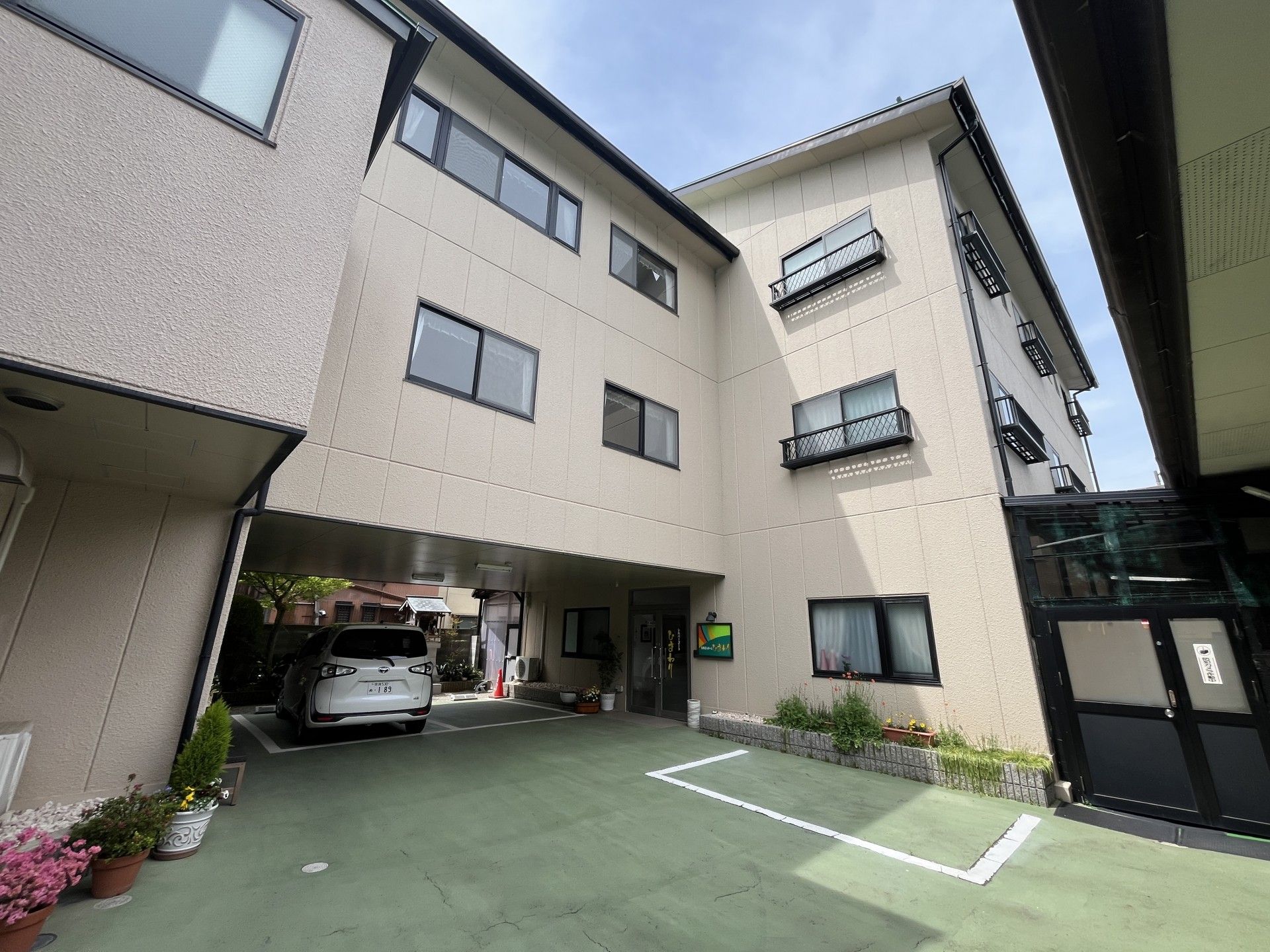 駐車場のある建物外観
