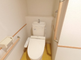 介護施設の明るいトイレの内観