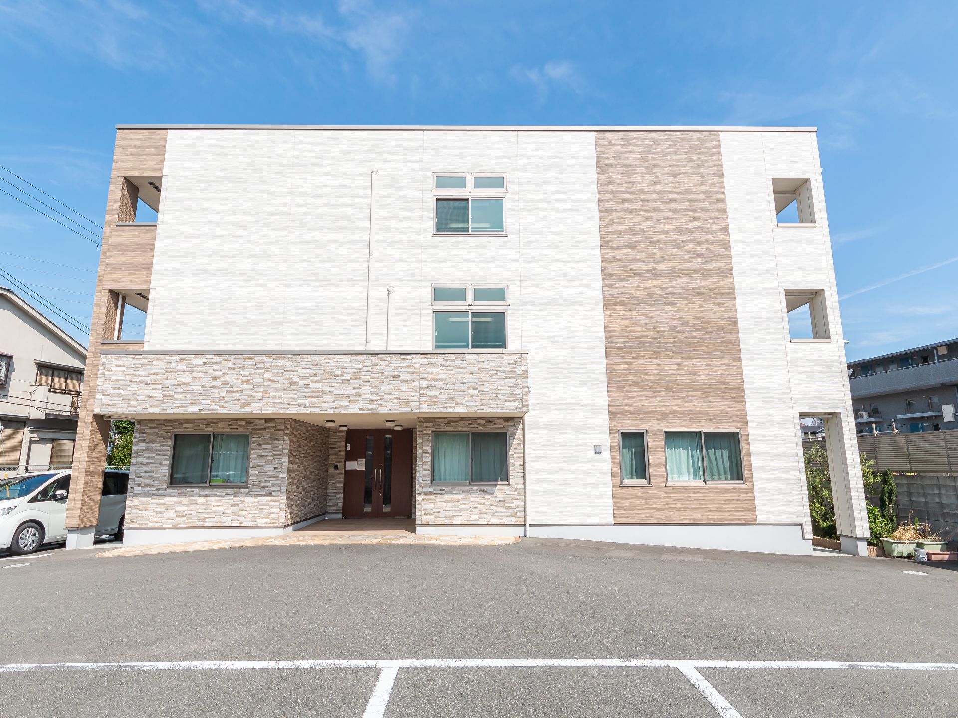 全部屋個室の３階建ての施設