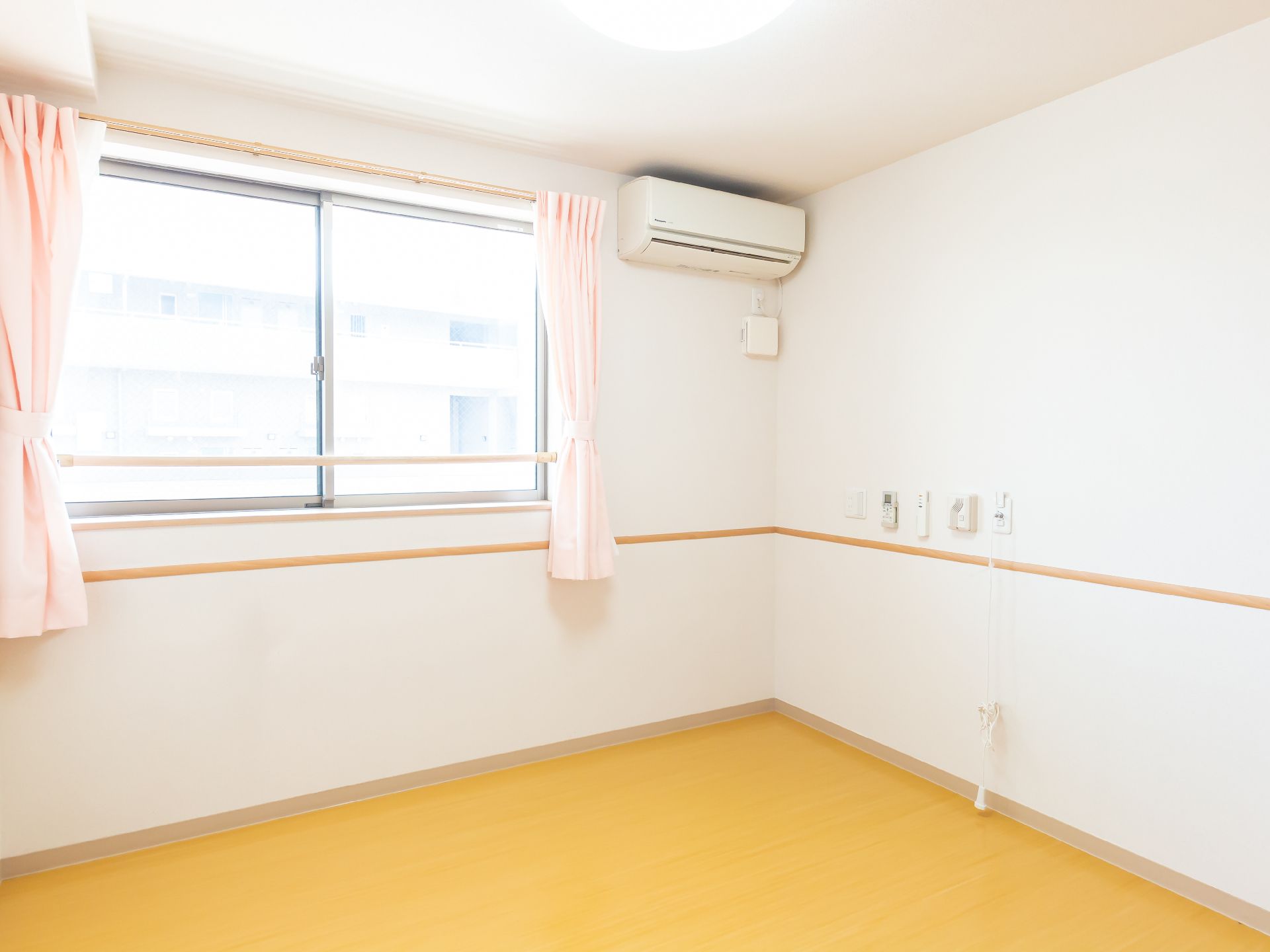 大きな窓のある個室