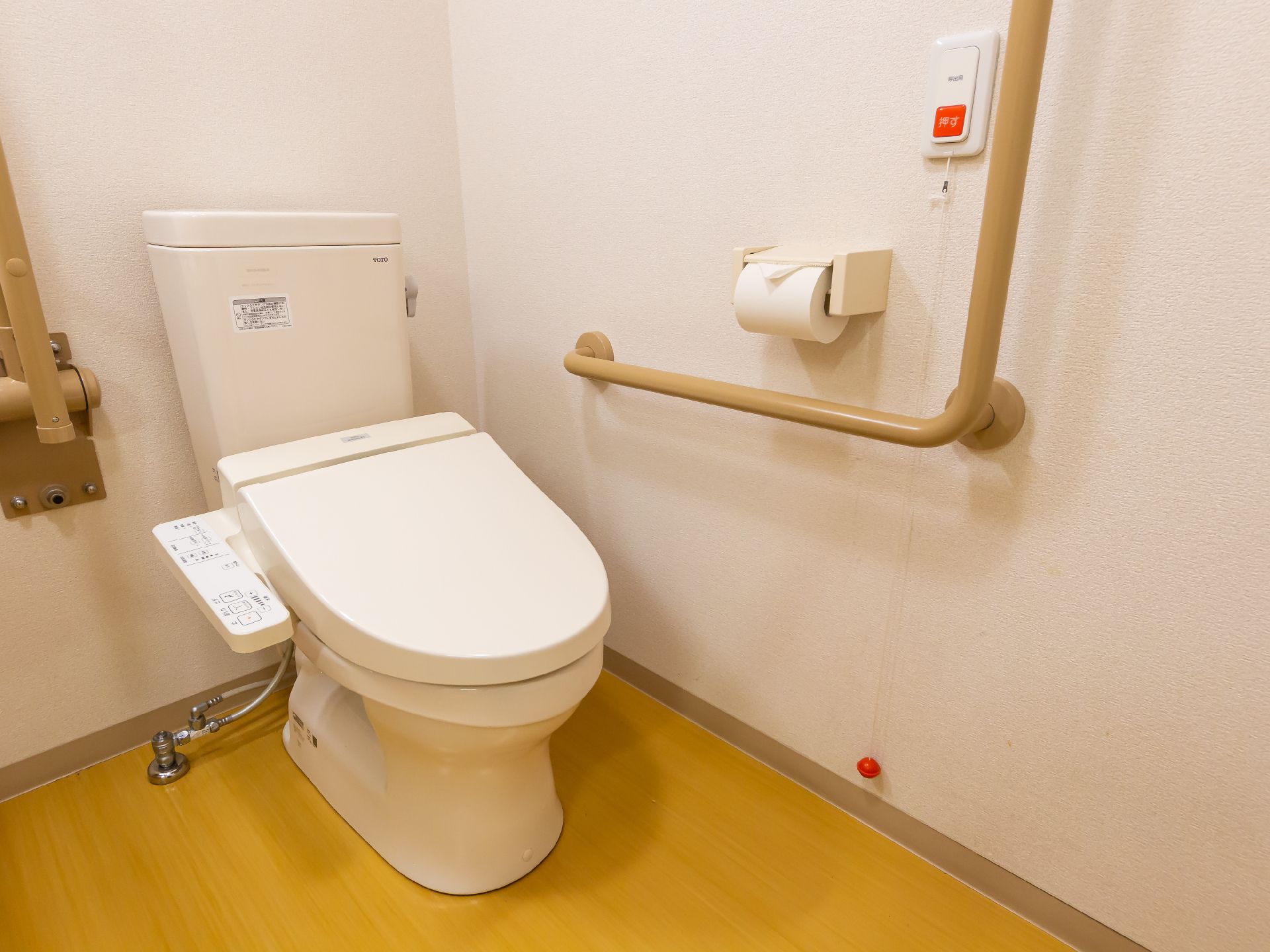 立ち座りの際に掴まっていただける手すりの付いたトイレ