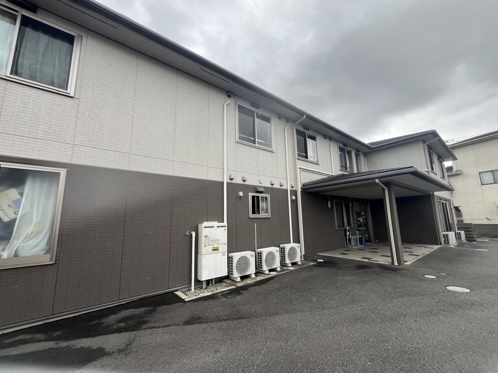 ゆとりある入口の建物
