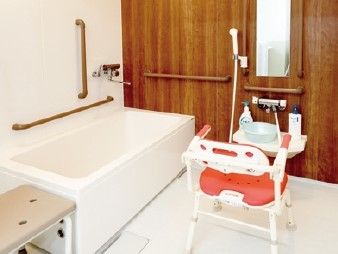 腰掛やシャワーチェアが置いてある施設内の浴室の様子。介護仕様の浴室