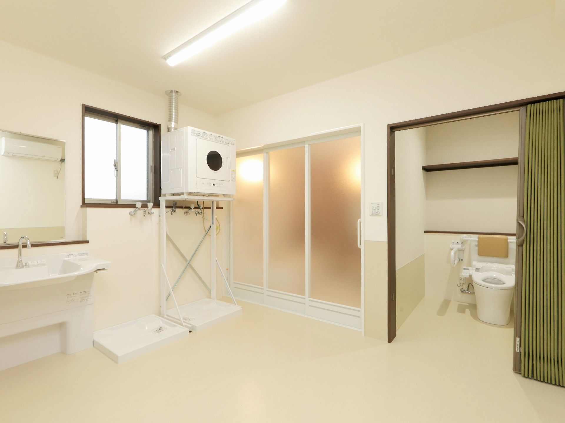 奥の方に浴室とトイレがある水回り設備の写真。施設の浴室などが移っている様子