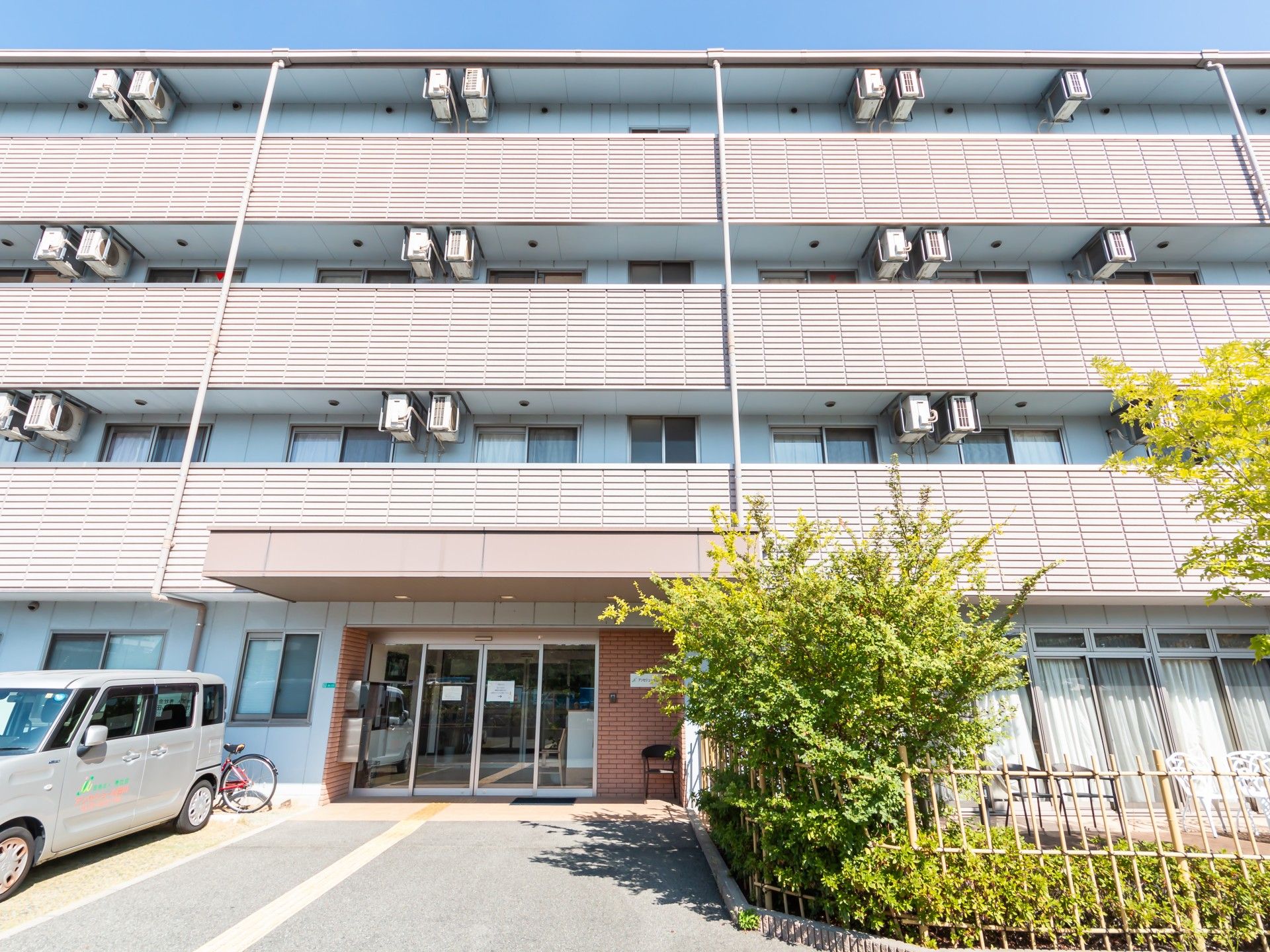 外観には木が植えられている