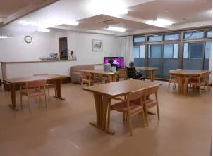 大部屋に複数の机と椅子