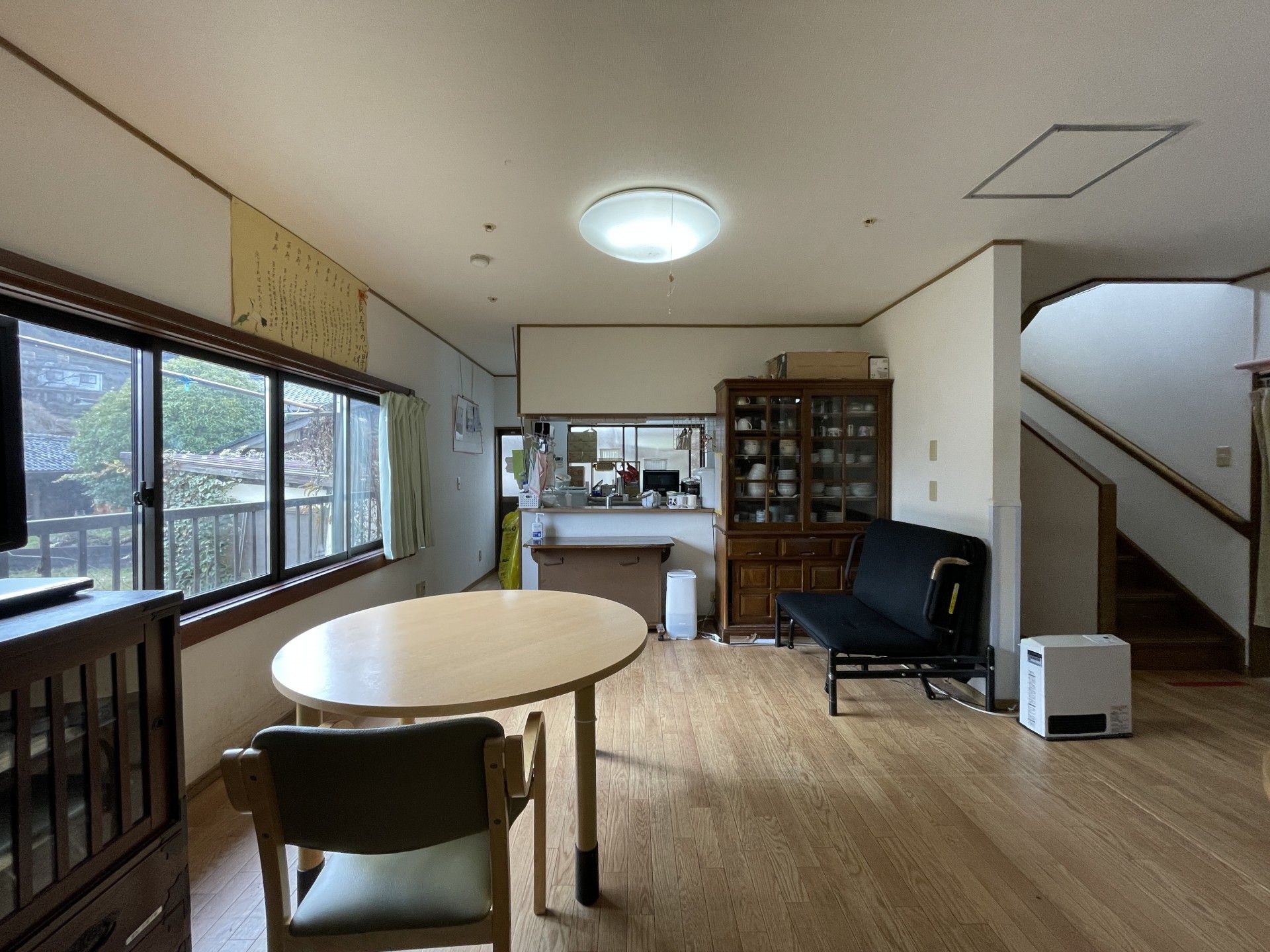 居室内の椅子とテーブル