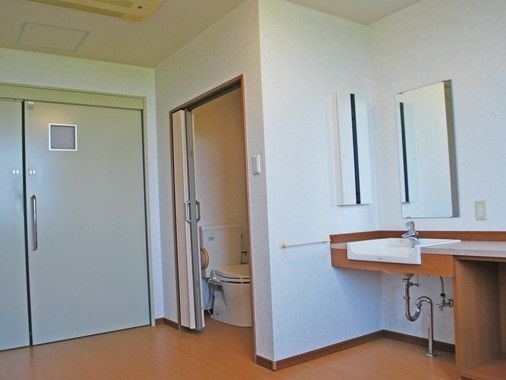 トイレと洗面台が付いている個室の様子。奥のほうに引き戸が見える