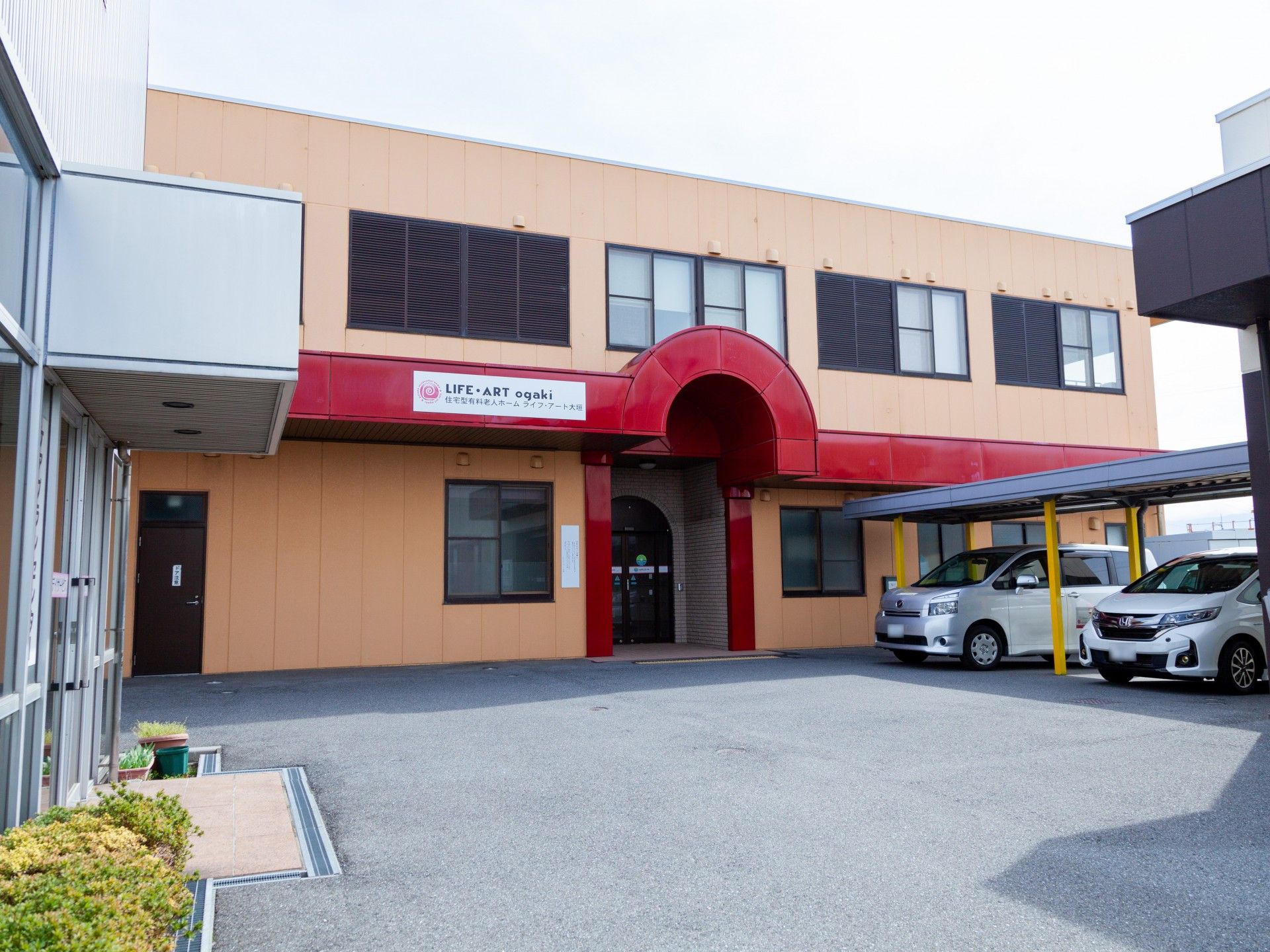 車椅子に座っている高齢女性と向き合う女性ヘルパー
