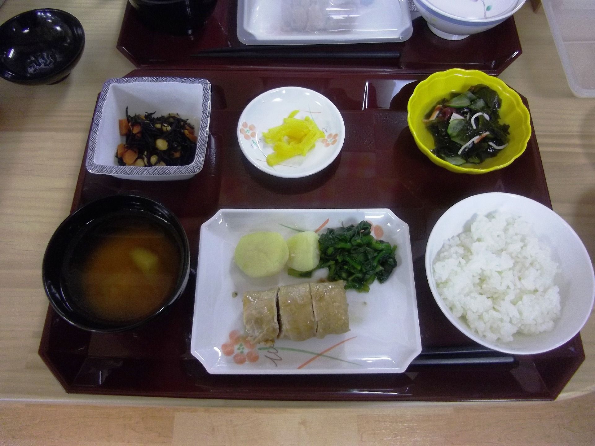 白ご飯にみそ汁、小鉢が3つにメインの肉料理。彩りもきれいでおいしそうな食事。