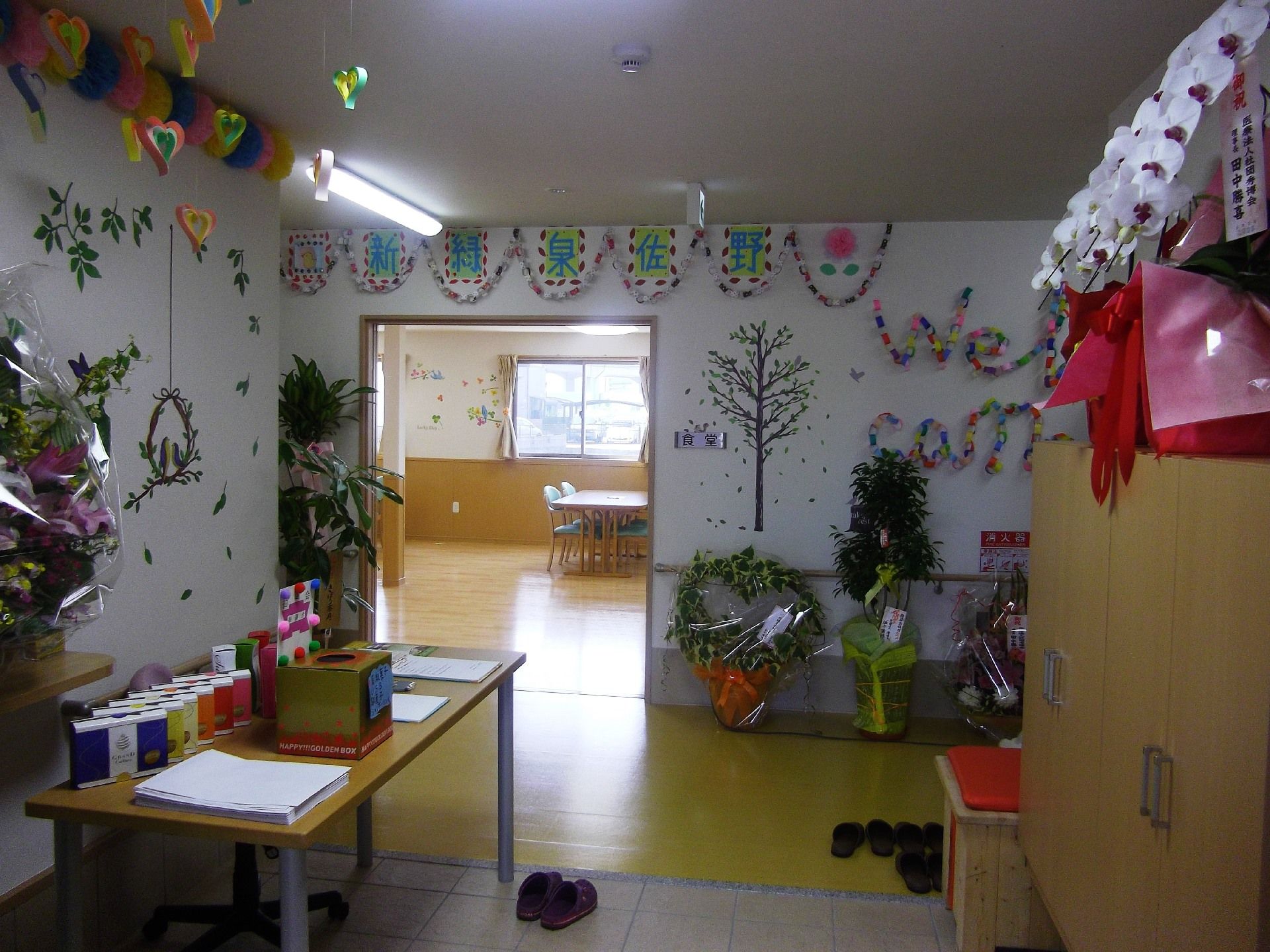 折り紙やウォールステッカーで飾られた館内はにぎやかで明るい雰囲気。奥の共有スペースの日当たりもよい。
