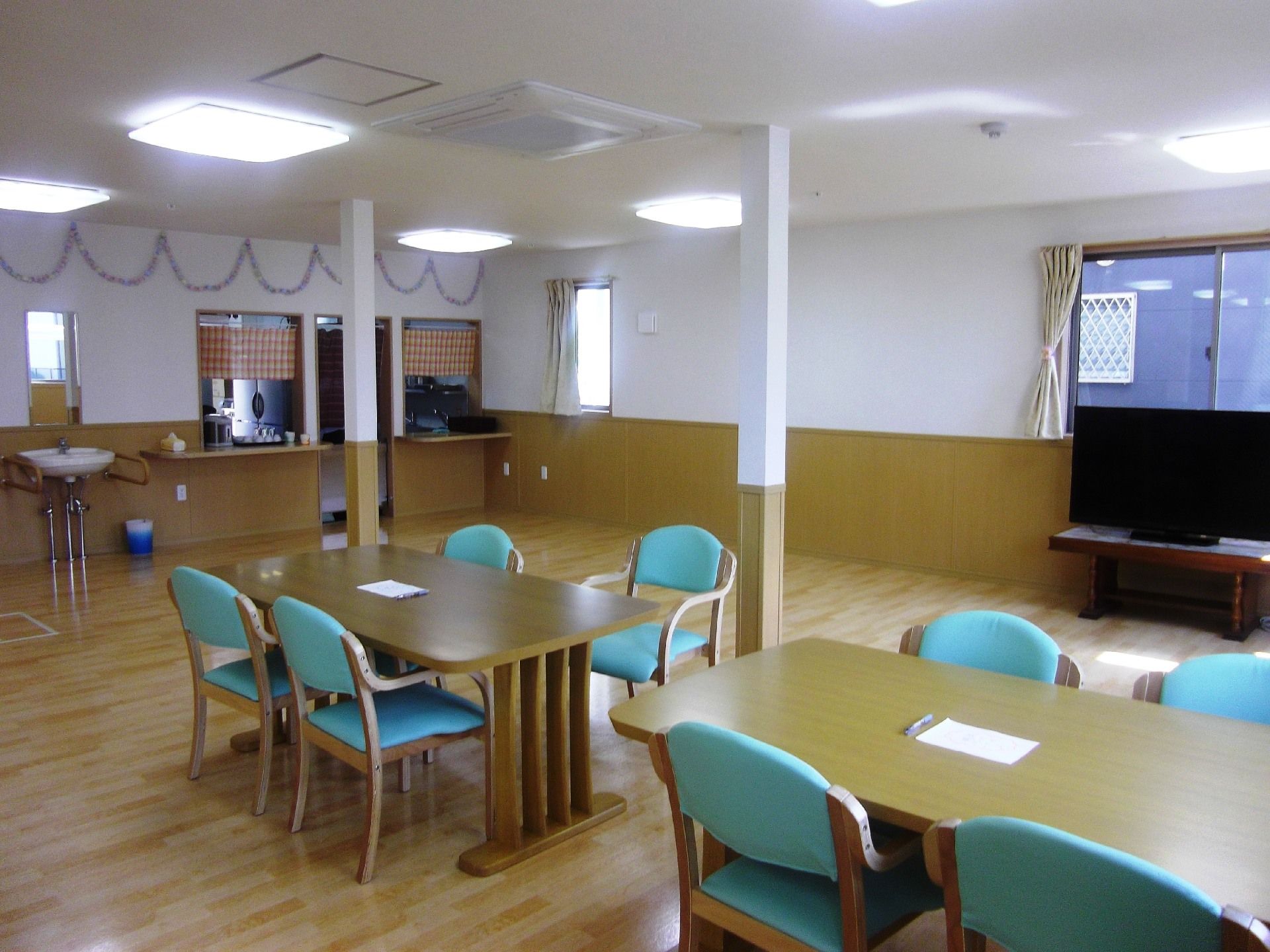 食堂は日当たりがよく、家具と家具の間のスペースも十分ある。