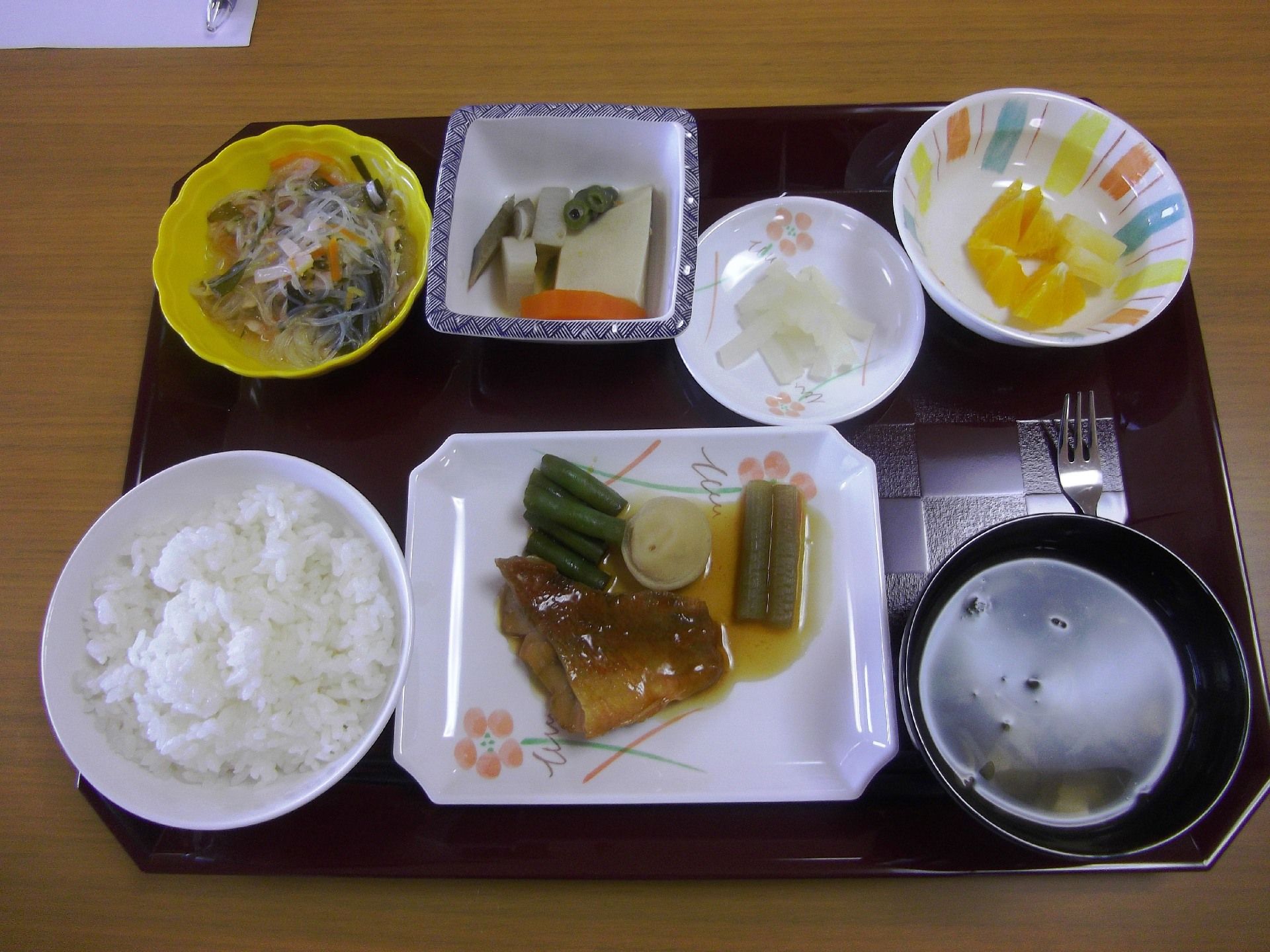 汁物と白ご飯、魚をメインとした食事。小鉢が多く色も鮮やか。