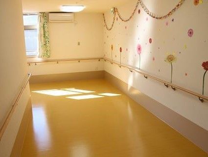 幅の広い廊下は日当たりがよく、白い壁には花のステッカーが貼られている。エアコンも設置され快適なスペース。