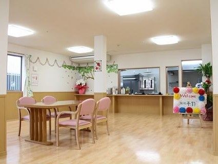 ダイニングテーブルを置いたダイニングには観葉植物などが置かれ、アットホームな雰囲気。