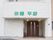 出入口の左側には木製のベンチが設置されている。屋根がついているので、天候に関係なく使用することができる。