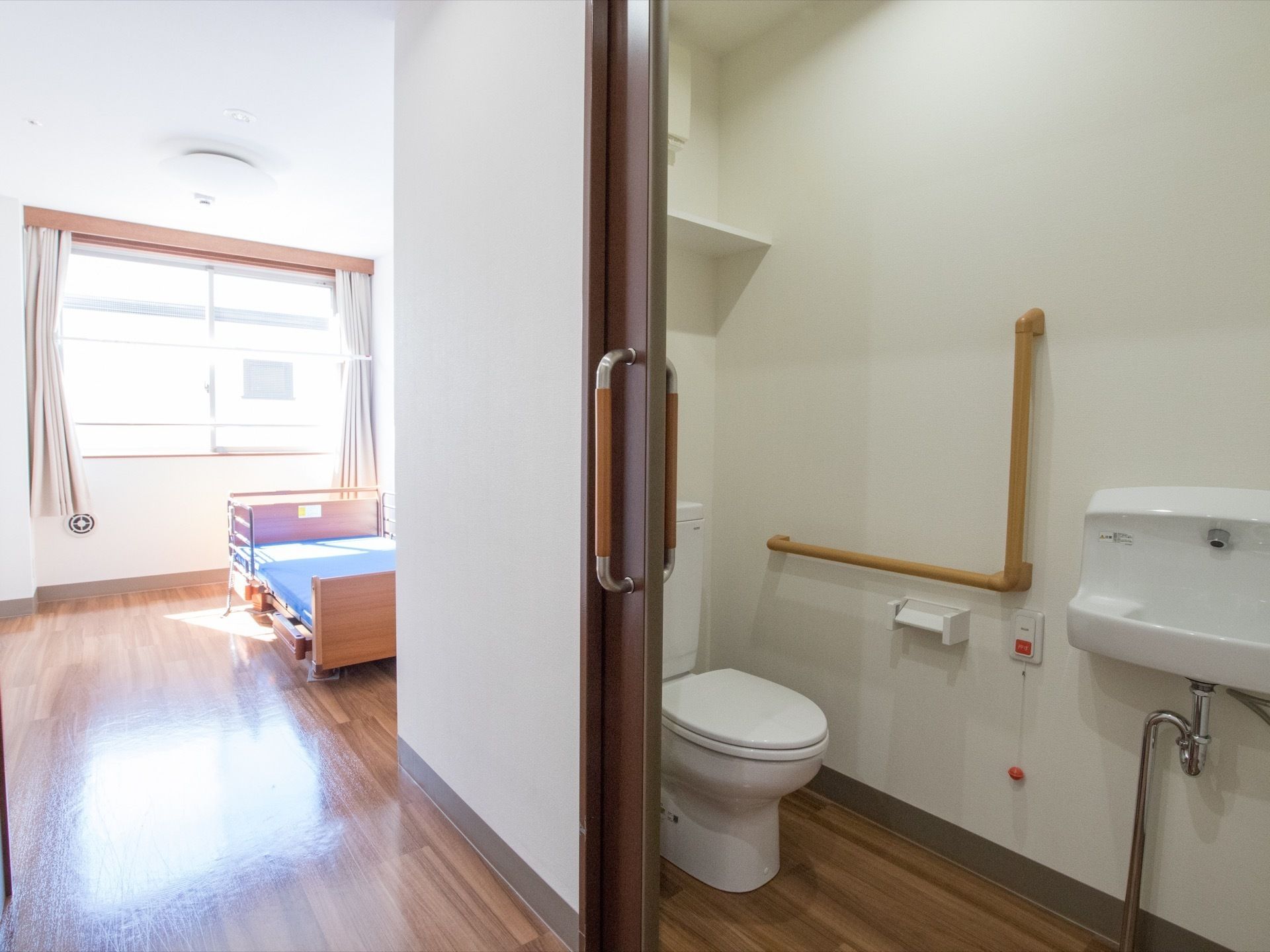 フローリングにベッドが配置されたトイレ付きの居室