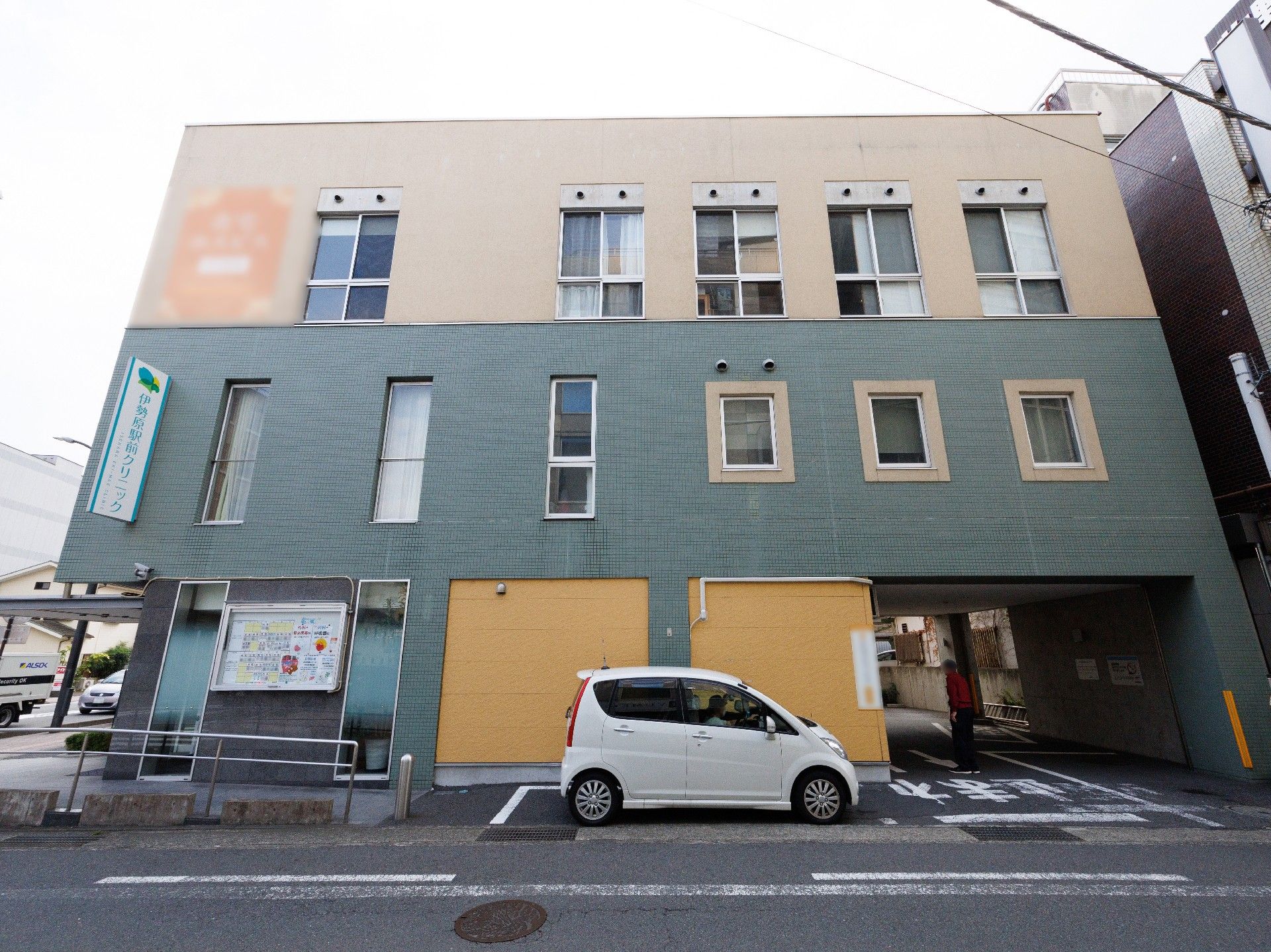 2階建てで、変わった色合いが特徴の施設の外観