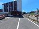 介護施設の外観と駐車場