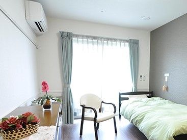 一人部屋の居室にはベッドや収納家具、エアコンなどの家具家電がそろっている。