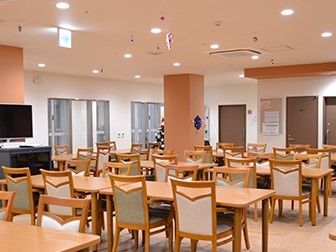 食堂は明るくたくさんのいすや長テーブルが並べられている。右手にはテレビもあり、テレビ鑑賞もできる。