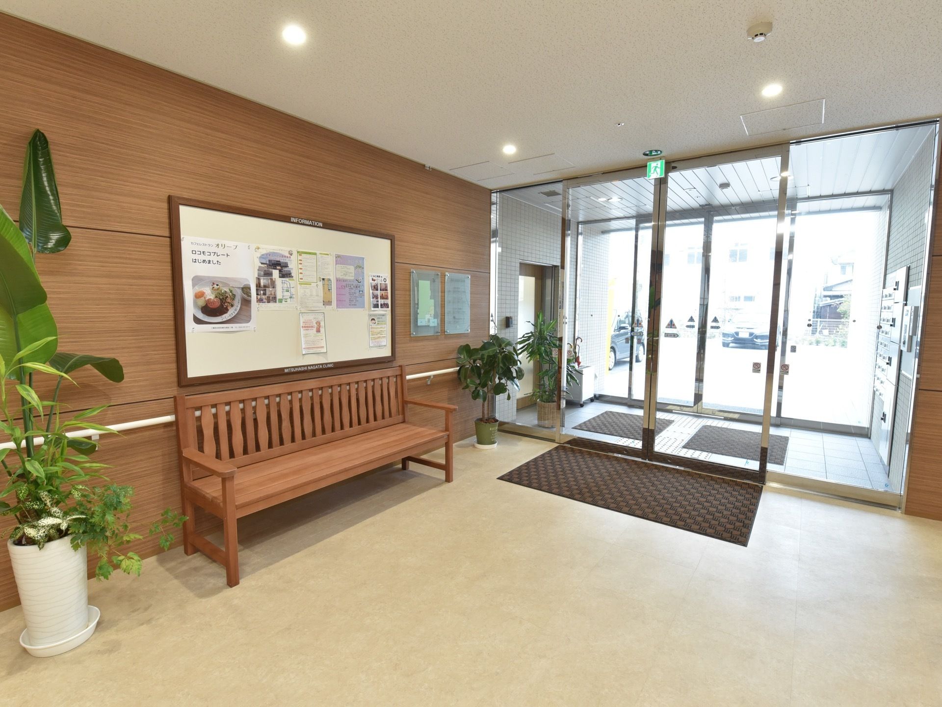 風除室内には埋め込み式の郵便ポストを設置している。各入居者様専用にわかれており、個別で郵便物を受け取ることができる。