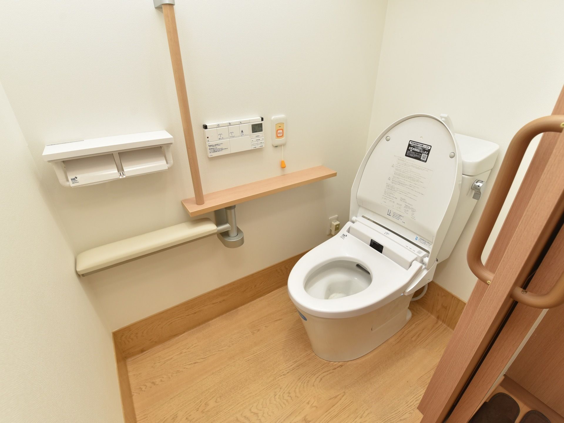 トイレの紙巻器の下には回転式の手すりがある。便座に腰を掛けた際に、それを手前に引き寄せ倒れこみを防止することができる。