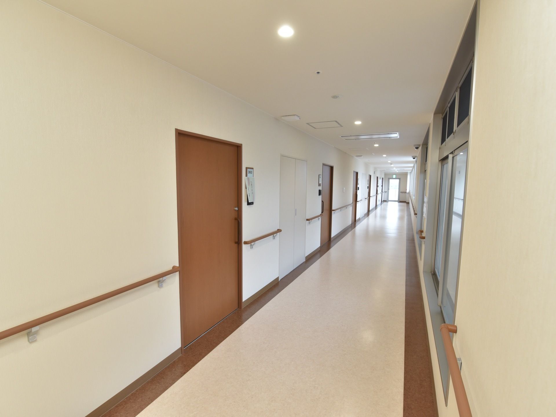 通路の床は両側を茶色、中心を淡いベージュ色に色分けしている。入居者様が通路を視覚的に認識しやすいようにしている。