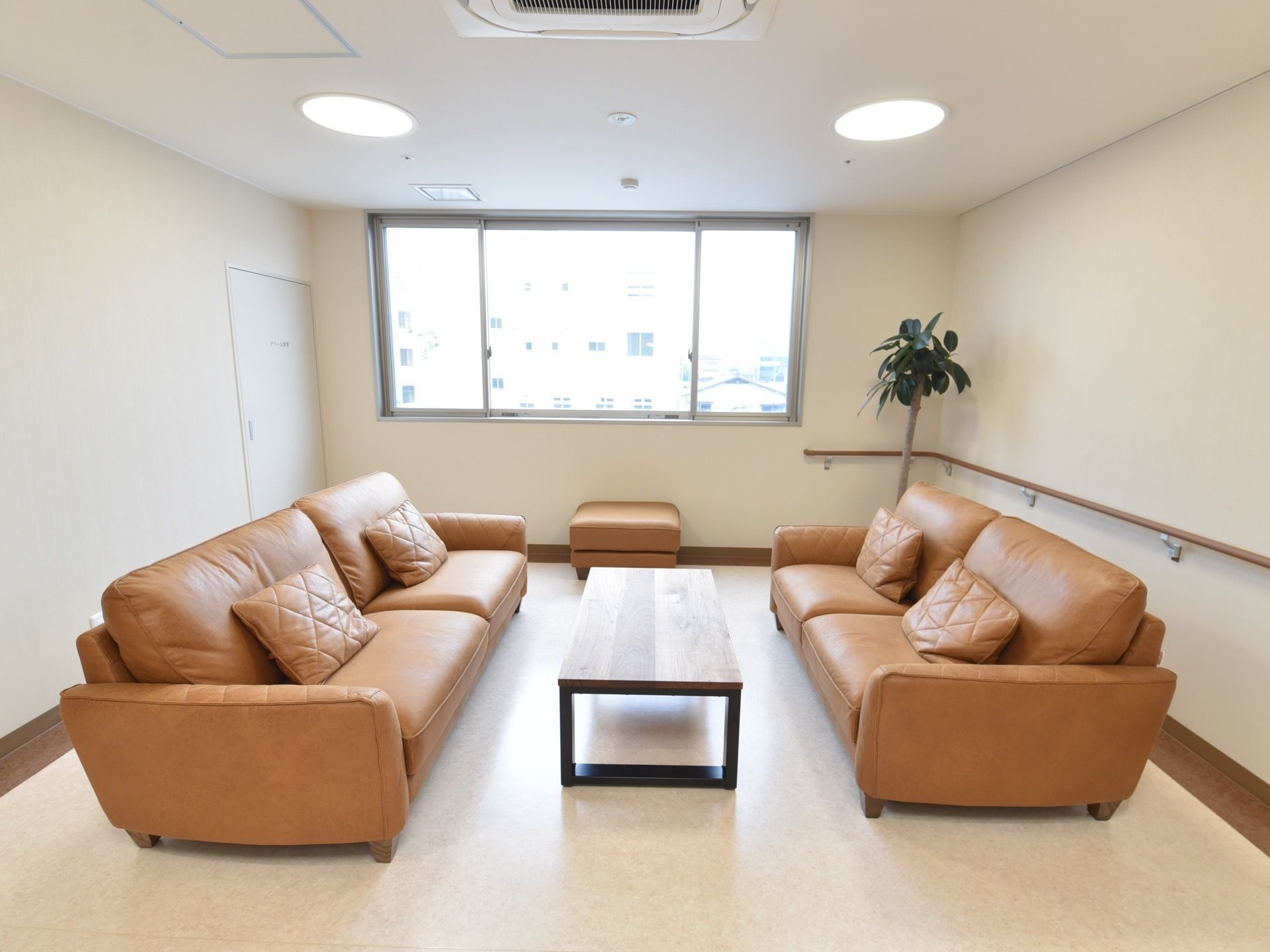 明るい談話室である。完全個室になっているため、入居者様は気兼ねなく会話することができ、プライバシーも確保されている。