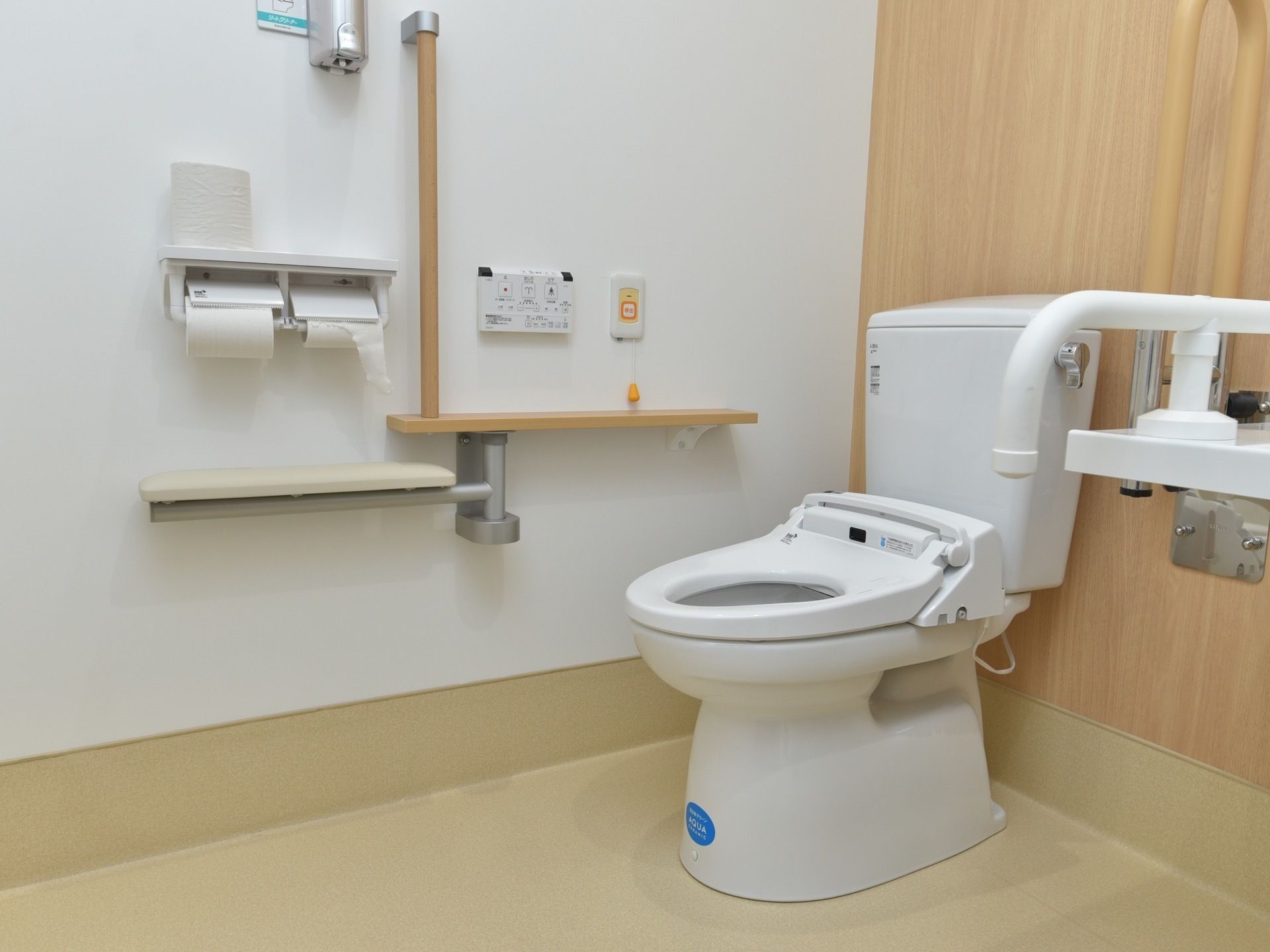 トイレの床はクッションフロアシートを採用している。水分などがこぼれても速やかに拭き取ることができ、衛生的である。