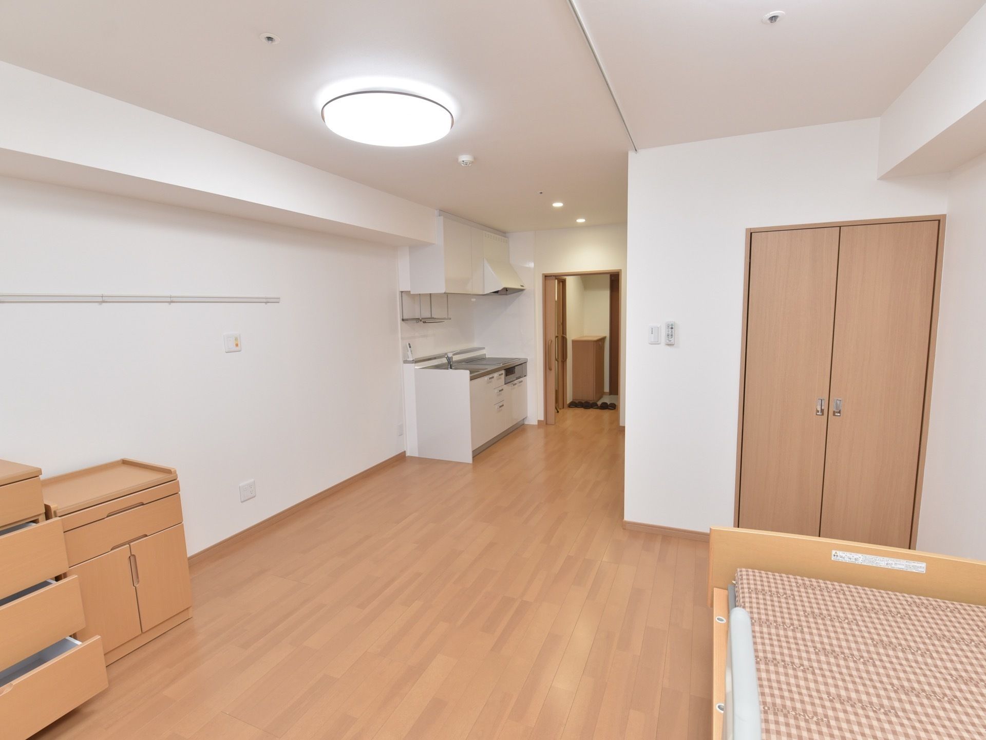 居室にはキッチンを設置している。入居者様が調理する際は、臭気や煙を換気フードにより効率よく排気することが可能である。