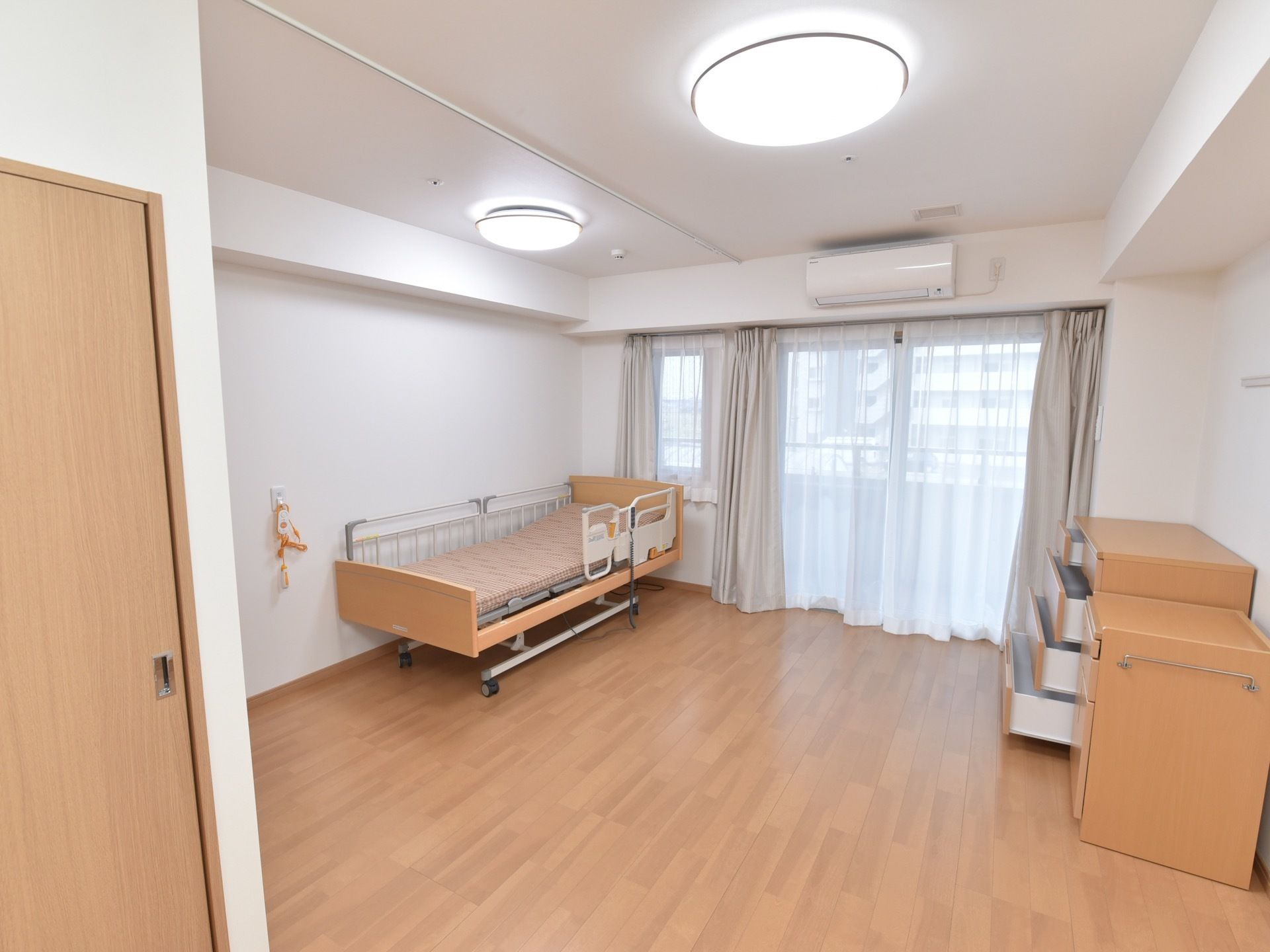 居室の右奥には収納ダンスがある。入居者様の大切な衣類や、入浴などで使用するタオルなどを収納することが可能である。