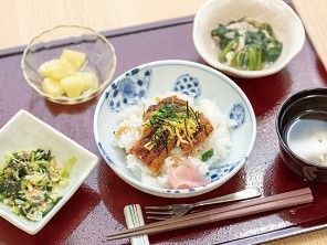 うな重をメインとした食事。野菜の小鉢や吸い物などが付いている。