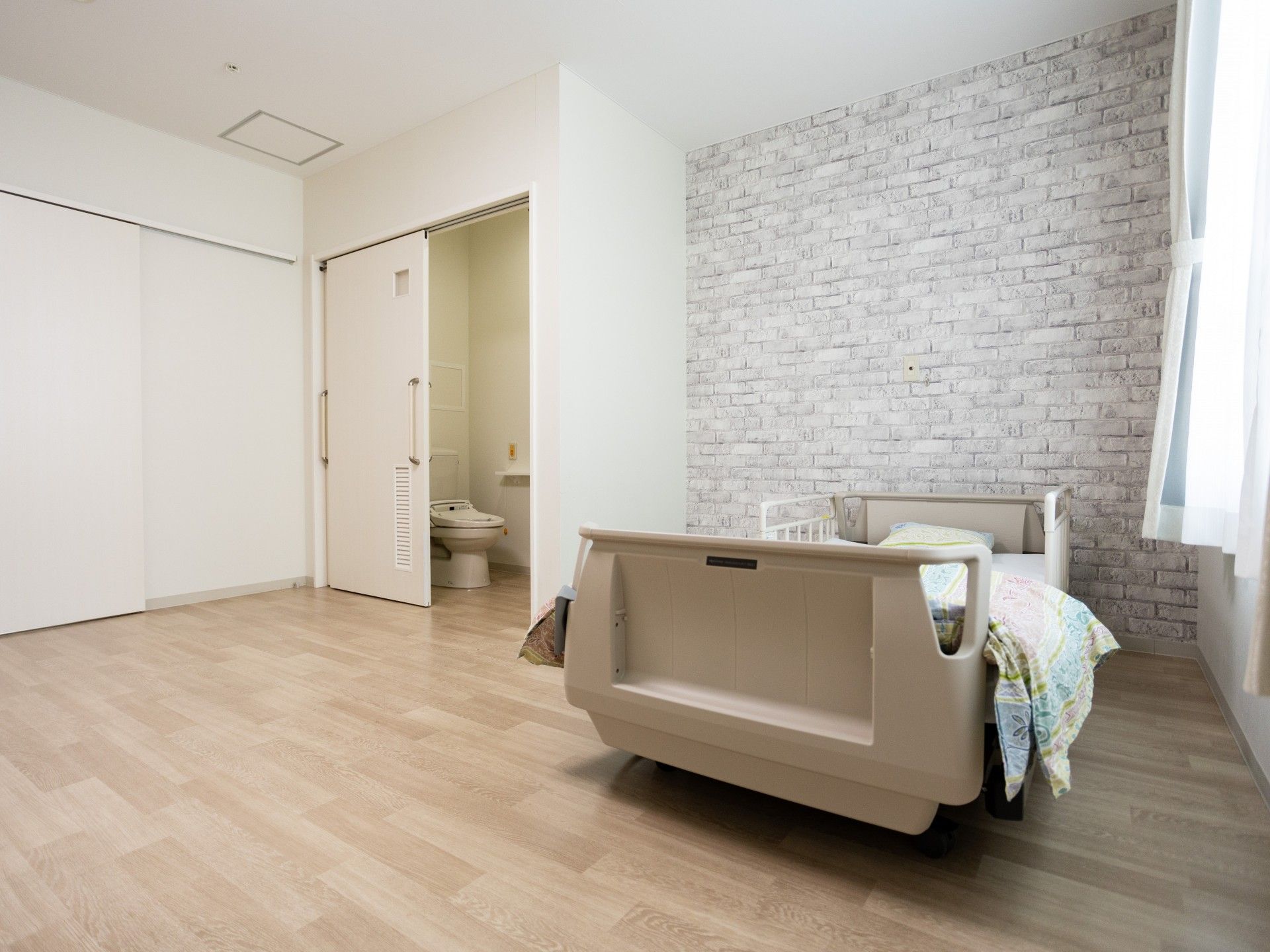 ベッドとトイレのある部屋