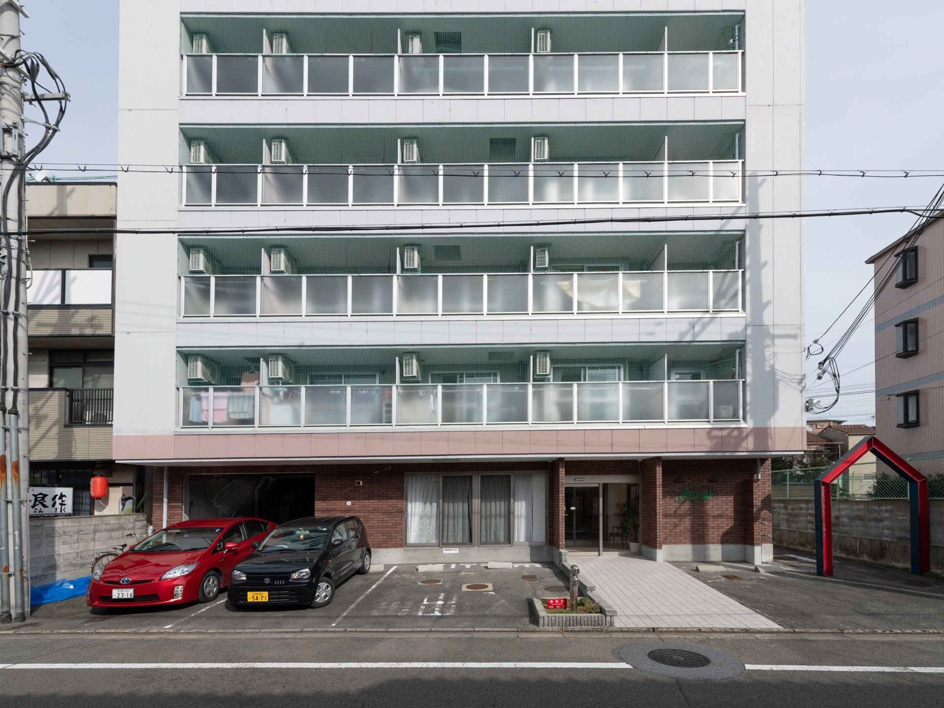 施設は５階建てのマンション風の外観になっている。１階部分の外壁はレンガ調になっている。道路に面して建っている。