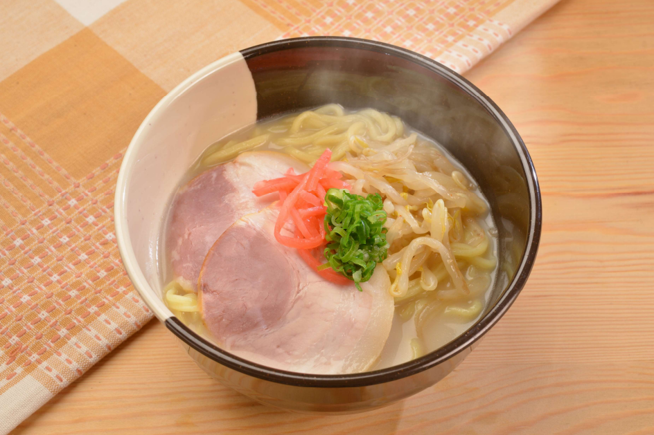 温かいラーメンの一皿