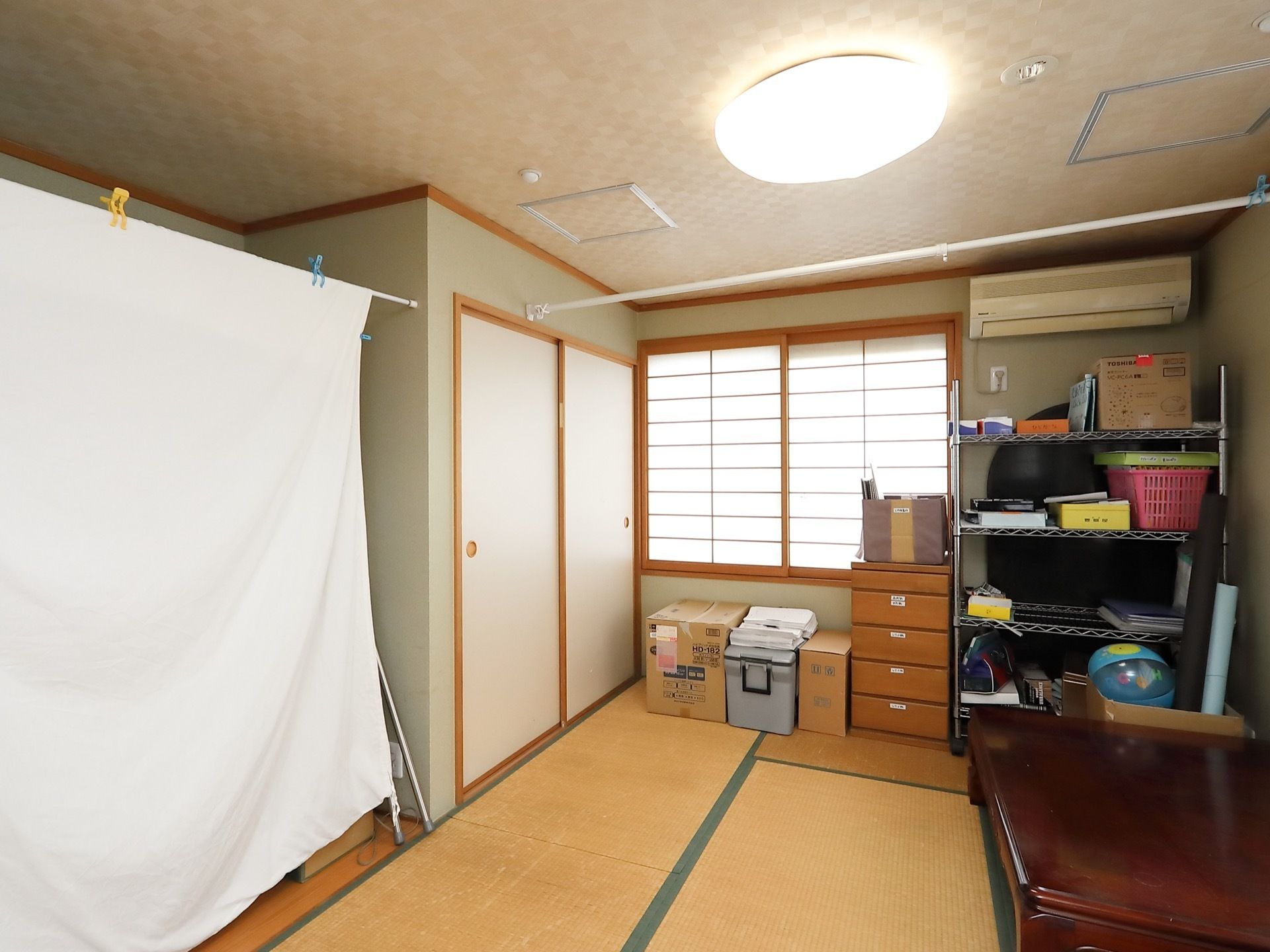 和室には、襖のついた押入れと、窓に障子の扉がついている。畳の部分と、フローリング調の床の間とがある。