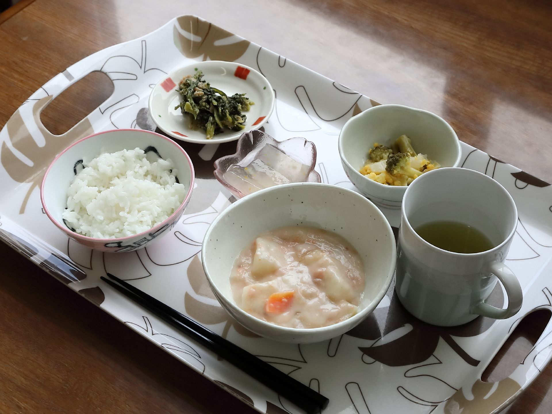 シチュー、ほうれん草の胡麻和え、ブロッコリーと卵の炒め物など、味に飽きがこないよう数種類のおかずが用意されている食事