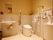 施設のトイレは、広々としたスペースが確保されている。便座の隣には、コンパクトな洗面台が設置されている。