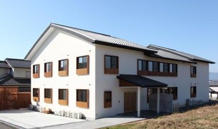 明るい外観の建物